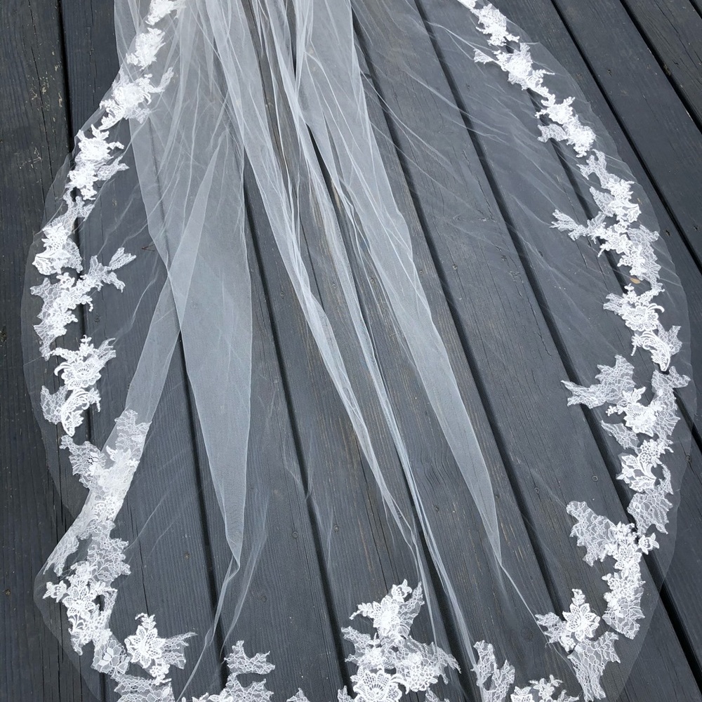 Long veil with gorgeous lace pattern on the lining